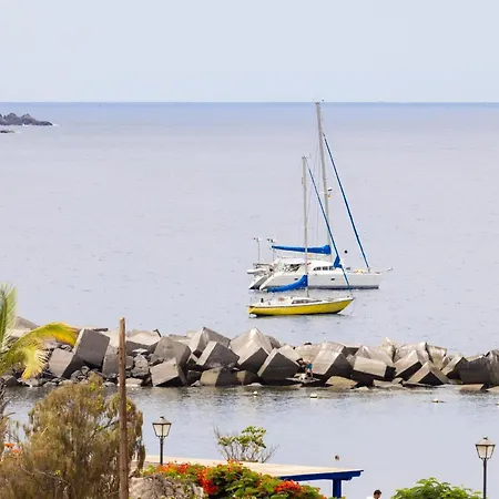 Moderne En Bord De Avec Balcon, Parking Et Wi-fi